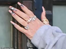 On sunday, gwen stefani and blake shelton had a date night, which the former gave us a glimpse of in her instagram stories. Gwen Stefani Flashes 500k Engagement Ring From Blake Shelton As She Rocks Stylish Sweatshirt Daily Mail Online