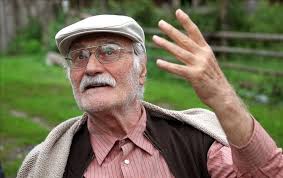 Знаменитый артист блестяще играл в театре. Cskc8mmdsuwxqm