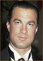 Стивен сигал родился в 1952 году. Stiven Sigal Steven Seagal Aktyor Scenarist Prodyuser Biografiya Gollivudskie Aktyory Kino Teatr Ru