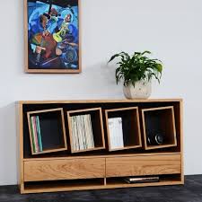 Bei der gestaltung haben wir uns von skandinavischem zeitgenössischem design und innovativen. Schallplatten Regal Sinfonic Audio Baut Das Geniale Schallplattenregal