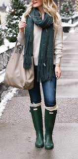 Not Many Things Can Put A Damper On Your Style Than A Rainy Day You Re Stuck Picking An Outfit That Can Sti Rainboots Outfit Green Hunter Boots Winter Outfits