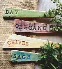 Beide seiten sind mit einem ebenfalls wasserfesten film beschichtet, der die platte zu einer bauplatte für außen machen, lediglich die kanten müssen sie mit einem klarlack nachbehandeln. Gartendekoration Selber Machen 3 Frische Dekoideen Mit Gartenschildern