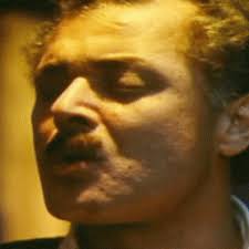 في حي الكيت كات، تبدو شخصية الشيخ حسني الكفيف كراصد ليوميات أبناء الحي ونبض لهمومه الحقيقية التي يتسامر عليها رغم فقدانه البصر وزوجته وعمله، يعش مع أمه المسنة وإبنه الشاب المحبط، دون أن يتخلى عن الأمل والبسمة والضحكة. ÙŠØ§ØµÙ‡Ø¨Ø¬ÙŠÙ‡ Ù…Ø­Ù…ÙˆØ¯ Ø¹Ø¨Ø¯ Ø§Ù„Ø¹Ø²ÙŠØ² Ù…Ù† ÙÙŠÙ„Ù… Ø§Ù„ÙƒÙŠØª ÙƒØ§Øª By A7hmedm