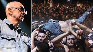 Carlos alberto solari (born 17 january 1949, paraná, entre ríos) known as indio solari is an argentine musician and singer. Dramatico Testimonio De Un Joven Que Asistio Al Show Del Indio Solari Una Persona Cayo Temblando Lo Pisaron Como Un Trapo De Piso Y Murio Infobae