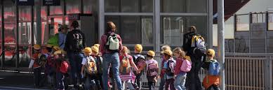 Kinder unter 6 jahren fahren kostenfrei, müssen aber laut beförderungsbedingungen von einem erwachsenen oder einem anderen kind begleitet werden, das mindestens 6 jahre alt ist. Kinder Vgn