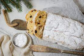 A sweet pastry crust filled with a type of farmer's cheese. 8 Traditional Recipes For Christmas Breads