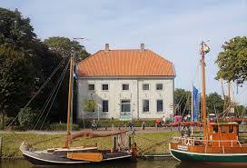 Dieser raddampfer bringt sie auf der harle im pendelverkehr vom museumshafen vorbei am haus des gastes durch die friedrichsschleuse bis zum yachthafen in harlesiel zur nordsee. Nordseebad Carolinensiel Harlesiel Nationalpark Haus Carolinensiel Ostfriesland Nordsee Landkreis Wittmund