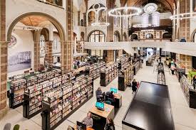 百年老教堂新生 荷蘭菲赫特de petrus教堂圖書館彩色玻璃窗下品味書香和咖啡香 beautimode 創意生活風格網 design black gold library design