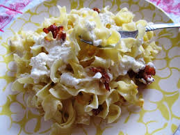 Noodles Cottage Cheese Pretty Close To Mom S Recipe We Mix The Bacon The Sour Cream And Scoop It Over Macedonian Food Hungarian Recipes Cheese Noodles