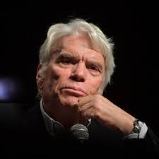 Très fatigué", Bernard Tapie contraint de reporter sa pièce de théâtre