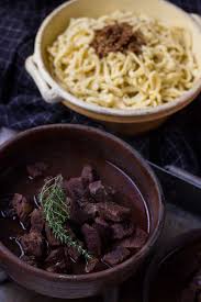 Das Beste Rezept Fur Kostliches Rindergulasch Mit Hausgemachten Spatzle Ich Verrate Euch Tipps Wie Das Gulasch Garantiert Gelin Rindergulasch Spatzle Gulasch