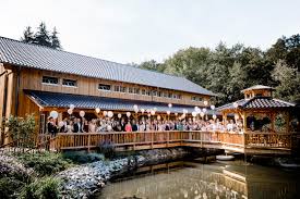 Traumlocation Eventscheune Ungestort Am Seeufer Den Tag Geniessen Hochzeitslocation Scheunen Hochzeit Hochzeit