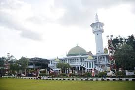 The main claim to fame of this quiet and charming town is as the birth and burial place of indonesia's founding father, sukarno. Masjid Agung Blitar Balai Pelestarian Cagar Budaya Jawa Timur