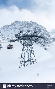 Alle lifte & bahnen in planung in österreich, liftprojekte in österreich in skigebieten, geplante liftanlagen in österreich, österreich: Gondel Der Seilbahn Am Stubaier Gletscher Skigebiet Mit Schneebedeckten Bergen Im Hintergrund Neustift Im Stubaital Osterreich Tirol Osterreich Stockfotografie Alamy