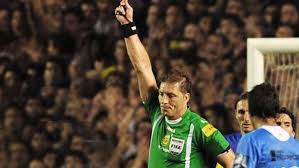 La nota de protesta hizo hincapié en la controvertida jugada que derivó en el gol con el que brasil empató provisionalmente el duelo a los 77 minutos. Ya Fue Designado El Arbitro Argentino Para El Mundial Nestor Pitana Voxpopuli Tu Voz Es Noticia