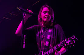 Veja mais ideias sobre tocando guitarra, baile funk favela, pessoa orando. Chelsea Cutler Proves She Knows How To Be Human At House Of Blues The Daily Free Press