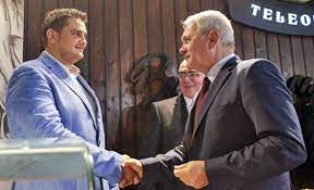 Valentin dragnea, fiul lui liviu dragnea, și soția lui au fost agresați pe stradă. Fiul Lui Dragnea PoartÄƒ La El O Avere Un Roman ObiÈ™nuit Nu CaÈ™tigÄƒ Intr Un An Cat CostÄƒ Ceasul FinanÈ›atorului Echipei Turris Turnu MÄƒgurele Foto