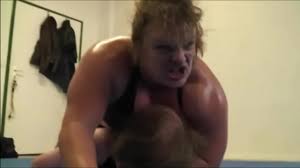 Neck crushing Legscissor Anna Konda Wrestlingsession. - XNXX.COM