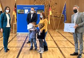 Im vergangenen jahr wurde so viel energie aus wind und sonne ins stromnetz eingespeist wie nie zuvor. Kreisverwaltung Kaiserslautern Erste Familienkarte Rheinland Pfalz In Kaiserslautern Ubergeben Familienministerin Anne Spiegel Hat Zusammen Mit Landrat Ralf Lessmeister Heute In Kaiserslautern Die Erste Familienkarte Rheinland Pfalz An Eine Familie