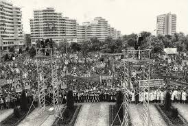 Cum Se SÄƒrbÄƒtorea 23 August La Alba Iulia È™i In È›arÄƒ Amintiri Din Epoca De Aur Ridicam CartonaÈ™ul È™i IeÈ™ea TrÄƒiascÄƒ Pacea Alba24