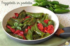La ricetta è molto semplice e anche molto veloce ed i friggitelli con il pomodoro sono perfetti da servire sia caldi che freddi. Friggitelli In Padella Con Pomodoro Fresco Ricette Ricette Peperoni Cucinare Le Verdure