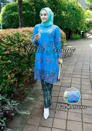 .tunik kebaya ini menambah kesan mewah pada tunik ini,untuk bawahan kita menggunakan satin roberto cavali sebagai rok dari tunik kebaya ini,model tangan balon dengan selendang tile polos. Set Tunik Tile By Aleeta Kebaya Tunik Kain Plisket Muslimah Fashion Two Piece On Carousell