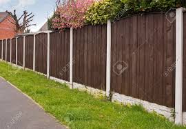 Fermer Palissade Erigee Autour D Un Jardin De La Vie Privee Avec Des Panneaux De Cloture En Bois Poteaux En Beton Et Kickboards Pour Une Durabilite Accrue Banque D Images Et Photos Libres De Avec quelques techniques de base, on peut construire facilement une clôture de jardin en bois ou palissade. fermer palissade erigee autour d un jardin de la vie privee avec des panneaux de cloture en bois poteaux en beton et kickboards pour une durabilite