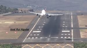 O mesmo opera voos domésticos e destinos internacionais. Pousos E Decolagens No Aeroporto Da Madeira Youtube