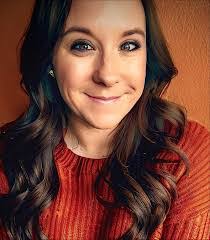 Leia Collins's Instagram, Twitter & Facebook