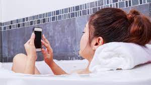 Mir ist vor 2 tagen mein handy (iphone 6s) in die badewanne gefallen, ich hab es ungefähr min. Stromschlag In Der Badewanne Frau Liess Handy Ins Wasser Fallen Tot News Ausland Bild De