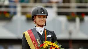 This pair is set for tokyo 2020! Dm Balve Jessica Von Bredow Werndl Holt Auch Noch Gold In Der Kur Sport News Reiterrevue International