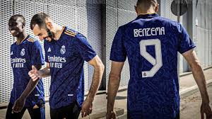 Los jugadores del real madrid visten esta chaqueta adidas como símbolo de unidad antes de que el árbitro señale el pitido inicial. Benzema Is Already Wearing The Supposed Real Madrid 21 22 Away Kit