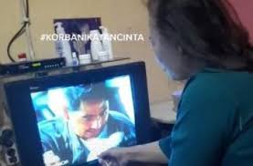 Mengetahui bahwa yang menelepon elsa, mama karina pun marah karena elsa masih punya muka untuk menelponnya. Kehebohan Emak Nonton Sinetron Ikatan Cinta Baper Sampai Lakukan Ini Hitekno Com