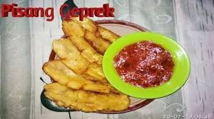 Pisang goreng adalah santapan ringan yang sudah merakyat dan gampang bikinnya. Resep Pisang Geprek Dan Cara Bikin Sambal Yang Enak Youtube