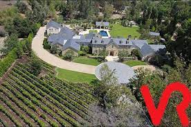Ever Wondered Where Does Kim Kardashian Live This Amazing 20 Million Celebrity Home Belongs To Her Celebrity Houses Kardashian Home Mansions
