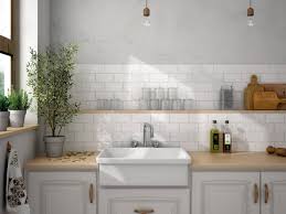 moderne wandgestaltung in all ihren facetten homify gemauerte kuche kuche mit weissen fliesen kuchenfliesen