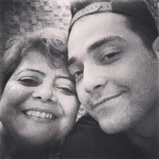 Stream tracks and playlists from eduardo sterblitch silva on your desktop or mobile. Eduardo Sterblitch On Twitter Minha Mae Ontem Foi Aniversario Dela Eu Devo Tudo A Ela Ninguem Mais Alem Dela Parabens E Obrigado Mae Http T Co 201mrvf121