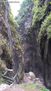Atractie din masivul piatra mare, formatiune de eroziune in calcare. Canionul 7 ScÄƒri Impresii Canionul Sapte ScÄƒri Dambu Morii Masivul Piatra Mare Amfostacolo