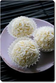 Truffes Au Chocolat Blanc Gaufrettes Et Coco Facon Raffaello Que Cuisine Truffe Chocolat Blanc Truffes Au Chocolat Chocolat Blanc