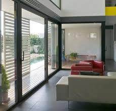 Pour la construction de votre maison, s'il y a bien un élément à prendre en compte en plus du design, c'est en plus de créer une proximité avec l'extérieur, la baie coulissante à galandage 4 ouvrants offre une luminosité naturelle extraordinaire de par ses. Baie Vitree Panoramique En Aluminium Galene Technal