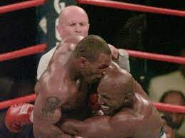 El excampeón de peso pesado mike tyson, pese a tener 54 años y haberse retirado hace 15, sigue siendo un notable generador de dinero ya que el combate exhibición del pasado fin de semana ante roy jones produjo ganancias por 50 millones de dólares. Boxe Quei Pugili Maledetti Trionfanti Sul Ring E Messi Al Tappeto Dalla Vita Corriere It