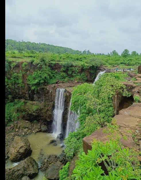 Kukadi Khapa Waterfall (कु़कड़ी खापा जलप्रपात) मध्य प्रदेश के छिंदवाड़ा जिले में स्थित एक सुंदर प्राकृतिक झरना है। यह लगभग 60 फीट की ऊँचाई से गिरता है ...