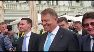 Președintele Iohannis, la plimbare prin Timisoara - YouTube