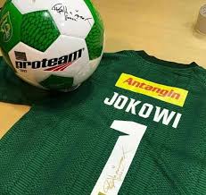 Video presiden joko widodo (jokowi) nonton pertandingan sepak bola asian games 2018 di pos polisi viral di media sosial. Pak Jokowi Mbonek Yuk Persebaya Id