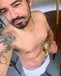 Fernando posa de sunga e leva bronca da filha: "Toma jeito"