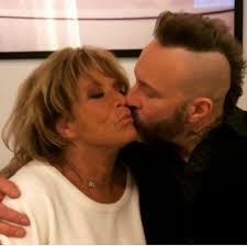 Godnatt min sköna Barbro. Det brände till ordentligt i mina ögon idag, och  tårarna rann ordentligt utan att jag kunde hejda dem. En ära att få  samverka i underhållning med dig. /