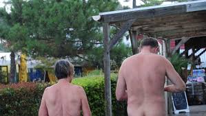 Située dans un quartier 100% naturiste, cette longue plage de sable s'étend sur environ 1 km. Coronavirus Herault Fermeture De 17 Etablissements Naturistes Au Cap D Agde Linfo Re France Societe
