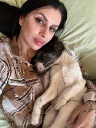 Я уже давно не покупаю себе друзей 🐶 Я беру их с улицы. Уже 6 лет я спасаю  собак и очень немалая часть спасёнышей остались со мной и стали частью моей  семьи