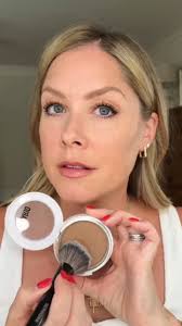 💦Makeup in a humid climate? Stick with creams! They’ll handle drips of  sweat better than dry powder because they won’t show any lines! Lean into  the glow of creams, go a little lighter than usual