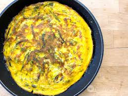 Per rendere più cremoso il piatto, oltre alla tipica mantecatura con burro e formaggio grattugiato, immancabile nei risotti, abbiamo realizzato una crema di asparagi liscia e vellutata. Frittata Con Asparagi Selvatici Ricetta Facile Ricette Al Volo